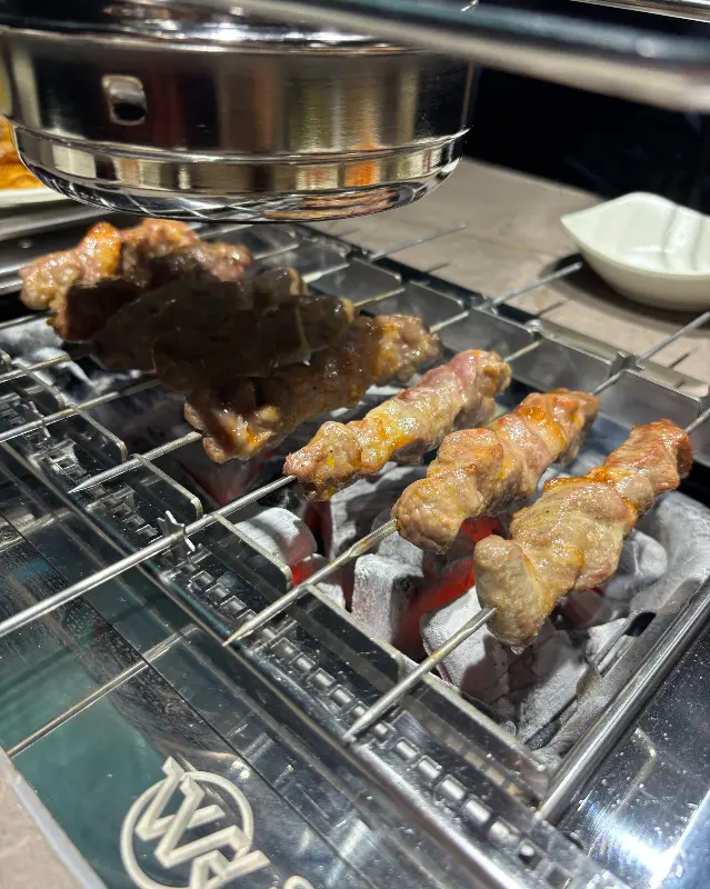 노릇하게 구워진 양꼬치