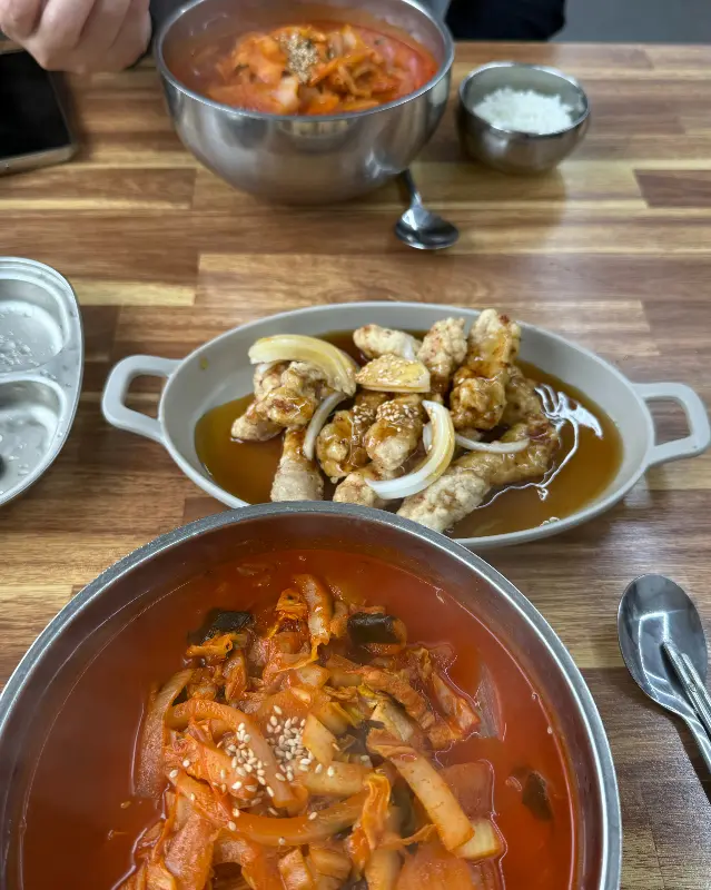 다른 각도에서 찍은 몽짬뽕 테이블 사진