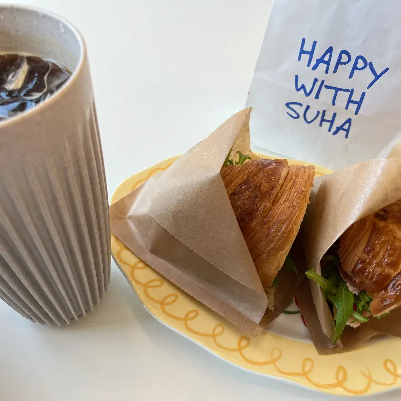 크루아상 샌드위치와 커피