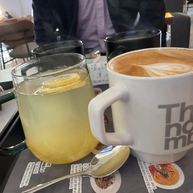더 노벰버 라운지 레몬차와 라떼