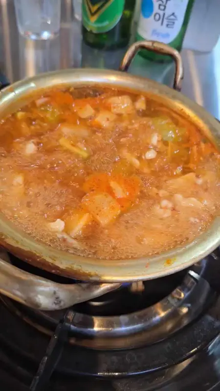 보글보글 끓고 있는 곱창 전골