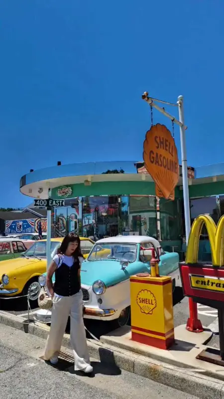 야외에 전시된 올드카