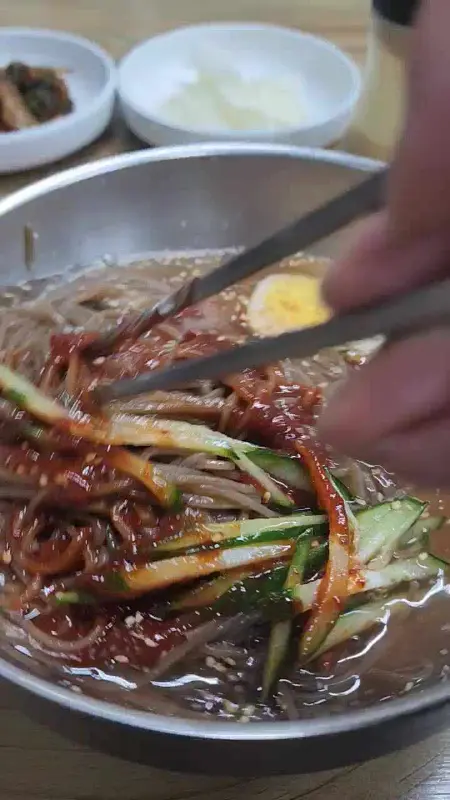 젓가락으로 면을 들어올린 모습