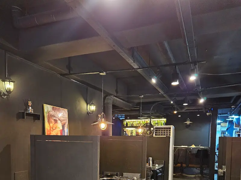 육랩 강남본점의 내부 인테리어