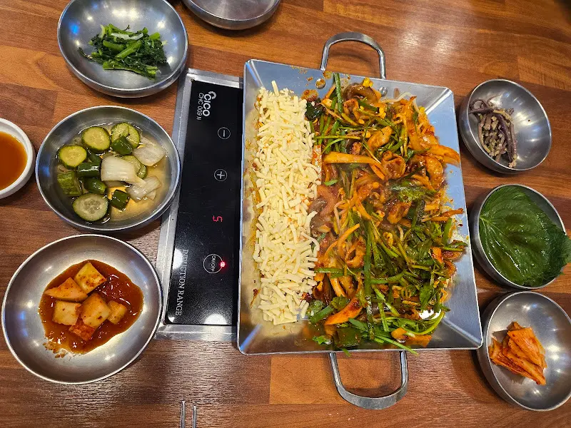 쭈꾸미 볶음과 다양한 밑반찬