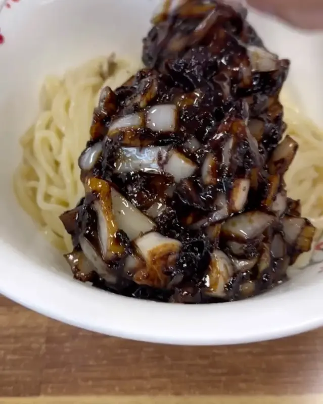 윤기가 자르르 흐르는 짜장면