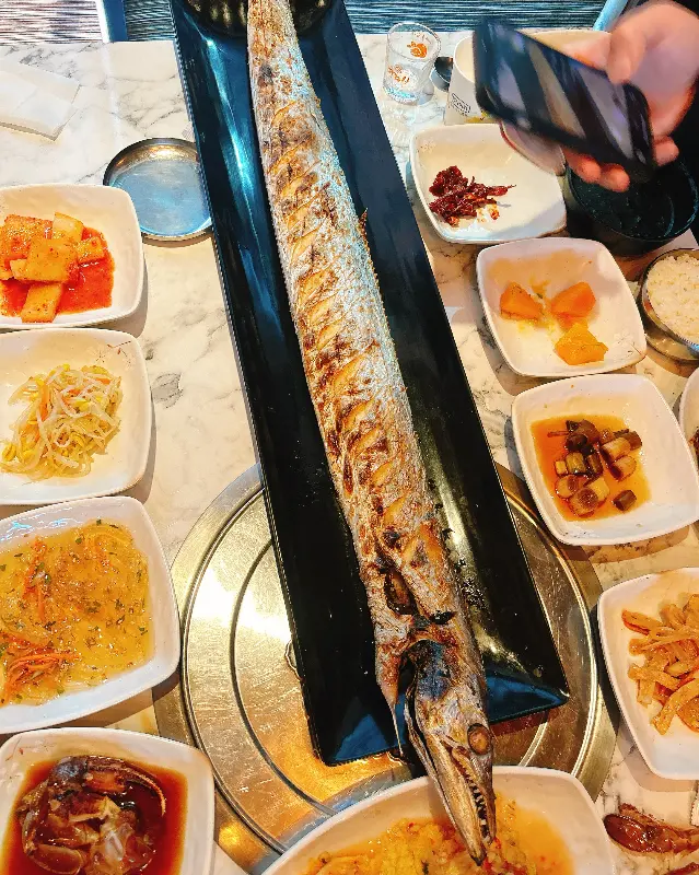 한 상 가득 차려진 통갈치구이 세트