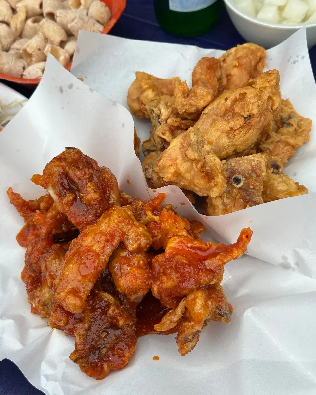 윤기가 흐르는 양념 치킨