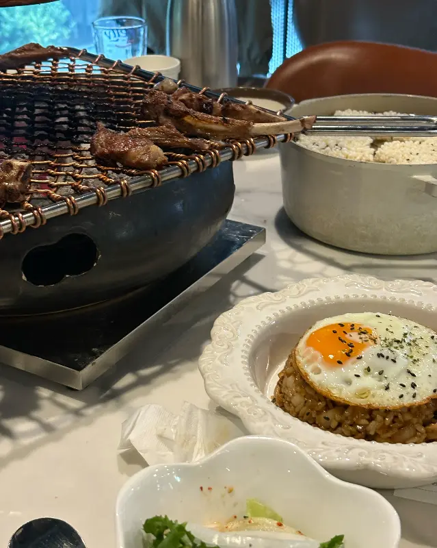 노릇노릇 구워진 양고기와 볶음밥