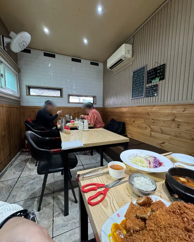 식사하는 손님들