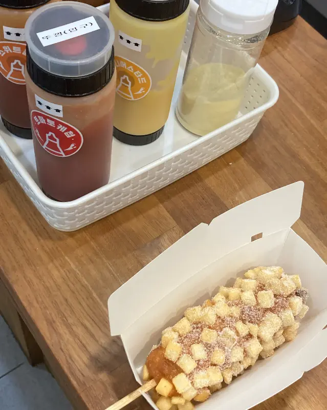 핫도그와 다양한 소스