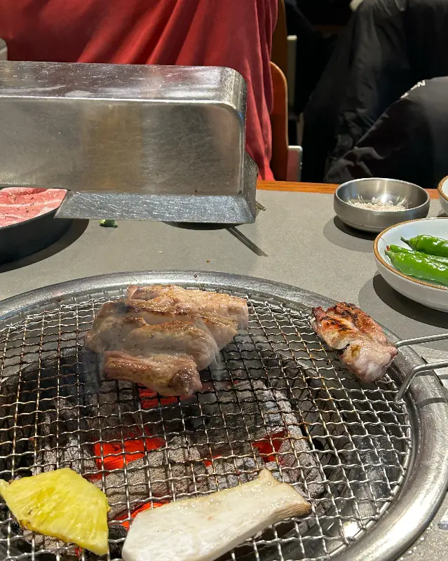 숯불에 구워지는 갈비