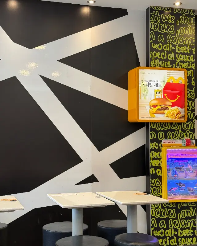 맥도날드 매장 인테리어