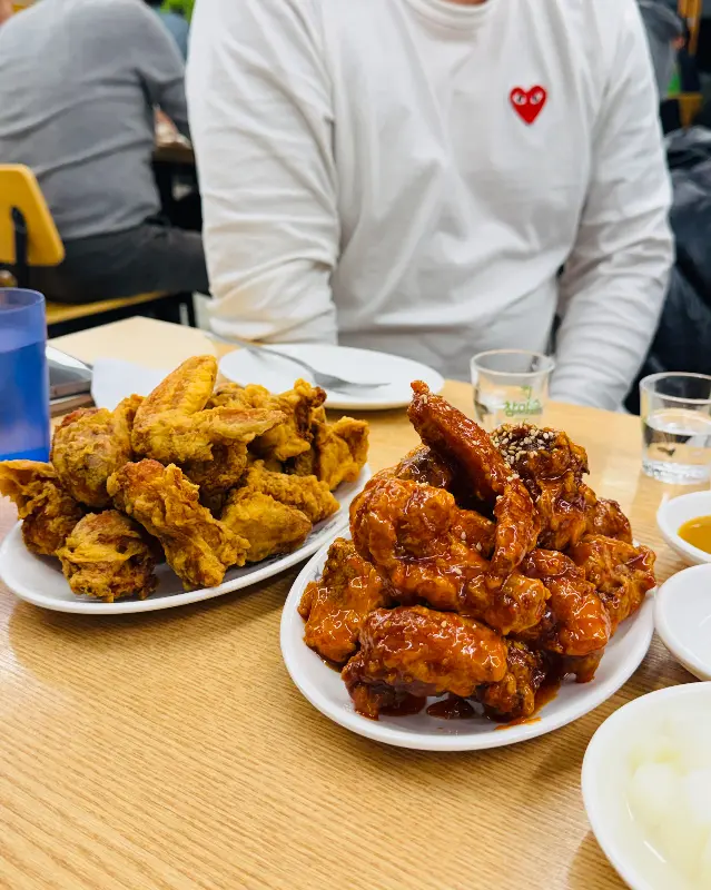 용성통닭 후라이드와 양념치킨 한 상 차림