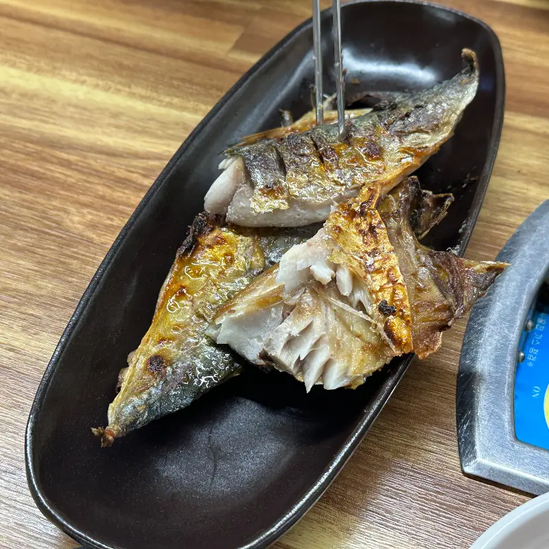 노릇노릇하게 구워진 고등어구이
