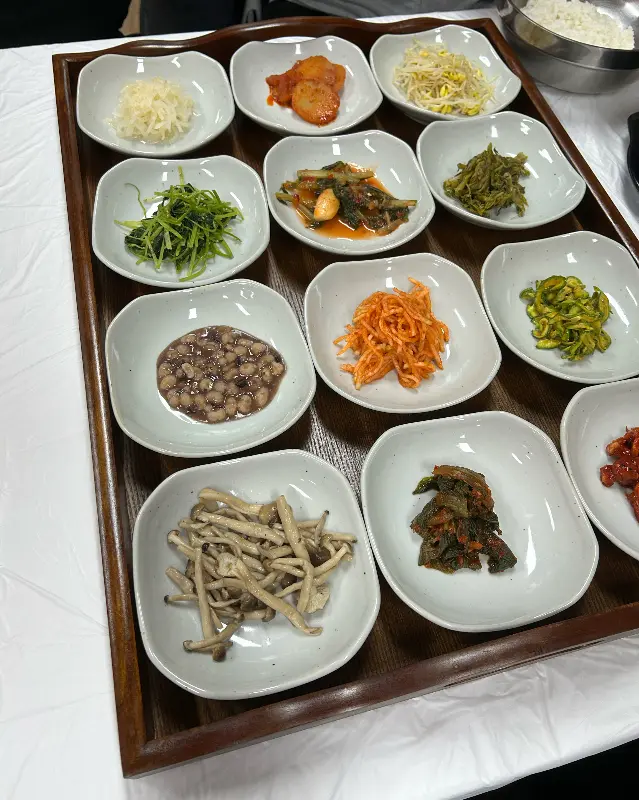 정갈하게 담긴 반찬들