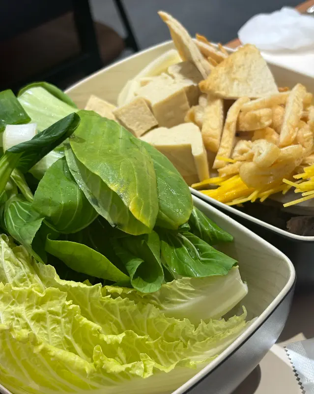 샤브샤브에 듬뿍 넣은 채소들