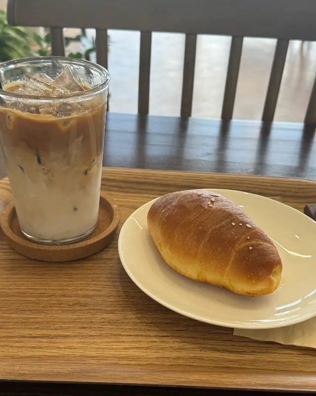 소금빵과 아이스 라떼