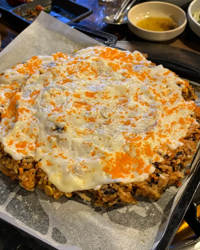 치즈와 날치알이 듬뿍 올려진 볶음밥