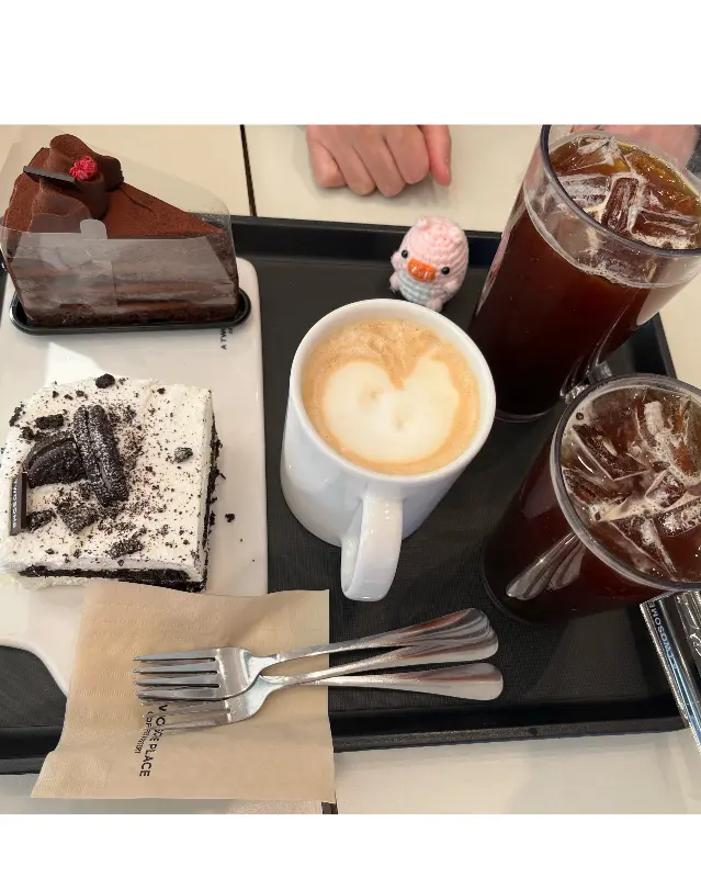 투썸플레이스 광양이순신대교점 외부에서 바라본 뷰