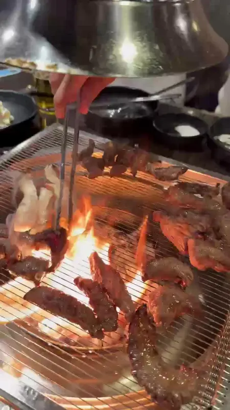 숯불 위에 구워지는 돼지갈비