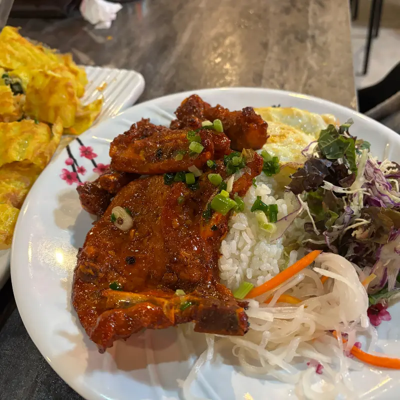 고기와 밥, 채소가 함께 담겨 있는 모습