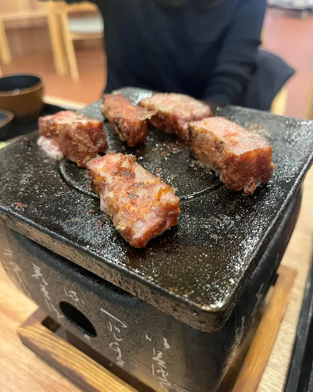 화로 위에서 맛있게 익어가는 규카츠