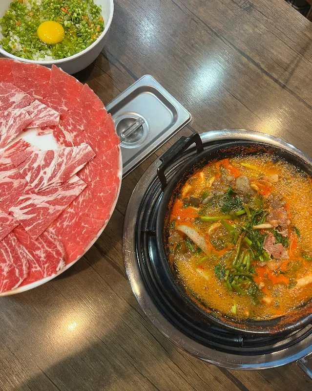 샤브샤브용 고기와 볶음밥 재료