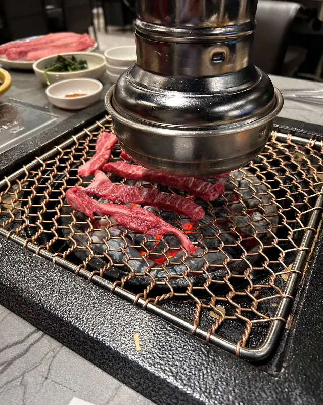 숯불 위에서 익어가는 갈비살