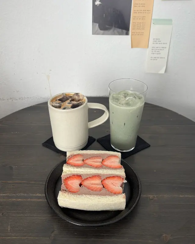 미인희 카페의 후르츠 산도와 음료