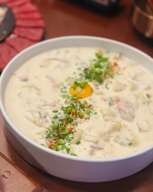 꾸덕하고 진한 크림 소스가 매력적인 크림 수제비