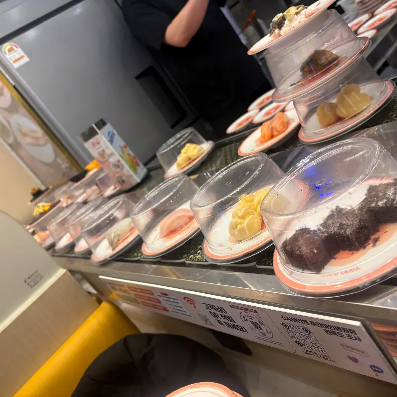 쉴 새 없이 돌아가는 초밥들