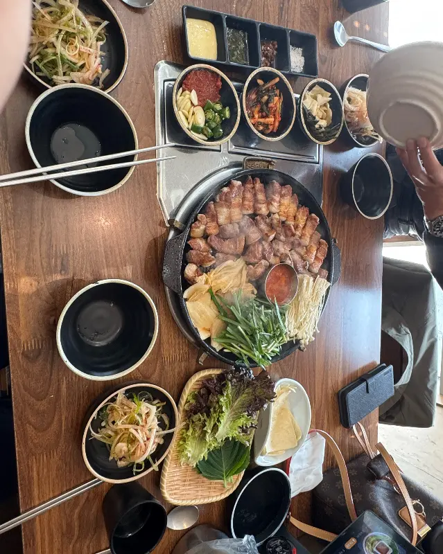 테이블 위에 푸짐하게 차려진 한 상 차림