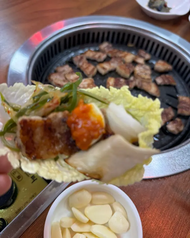 잘 구워진 삼겹살 한점