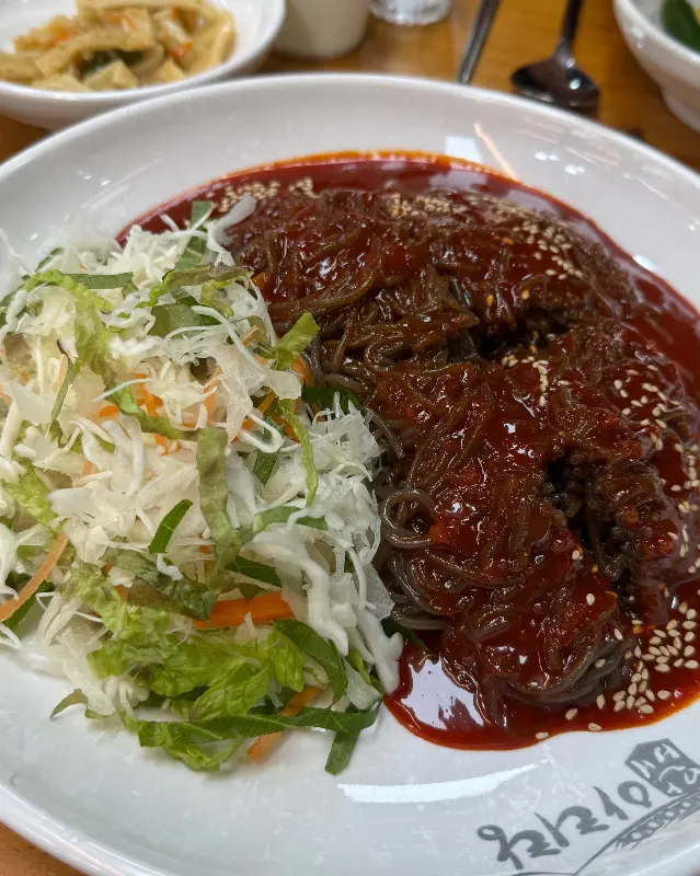 쟁반 막국수의 모습, 윤기가 자르르 흐른다.