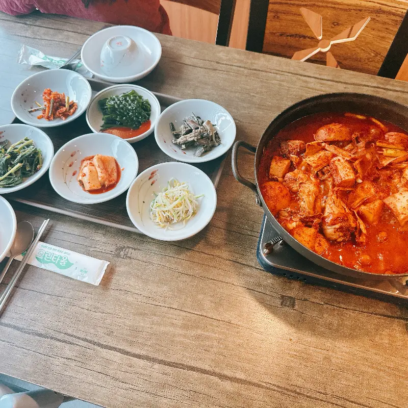 정갈한 닭볶음탕 한 상 차림