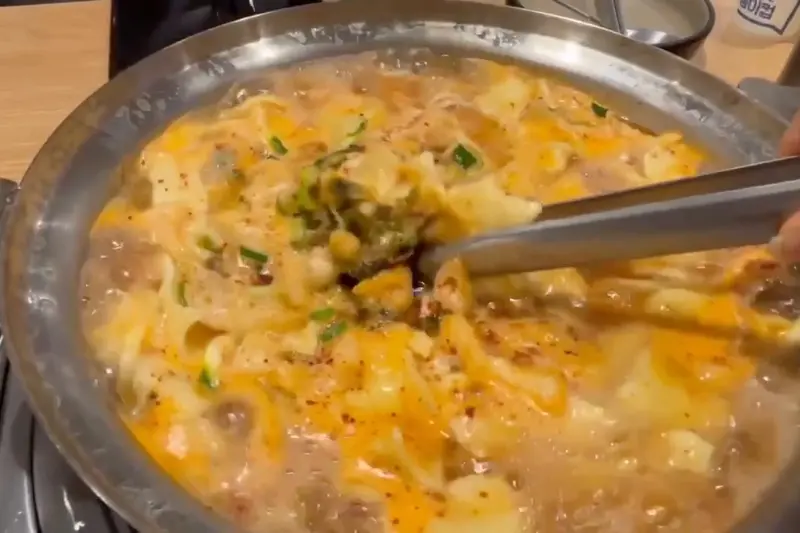 칼제비를 먹기 좋게 덜어주는 모습