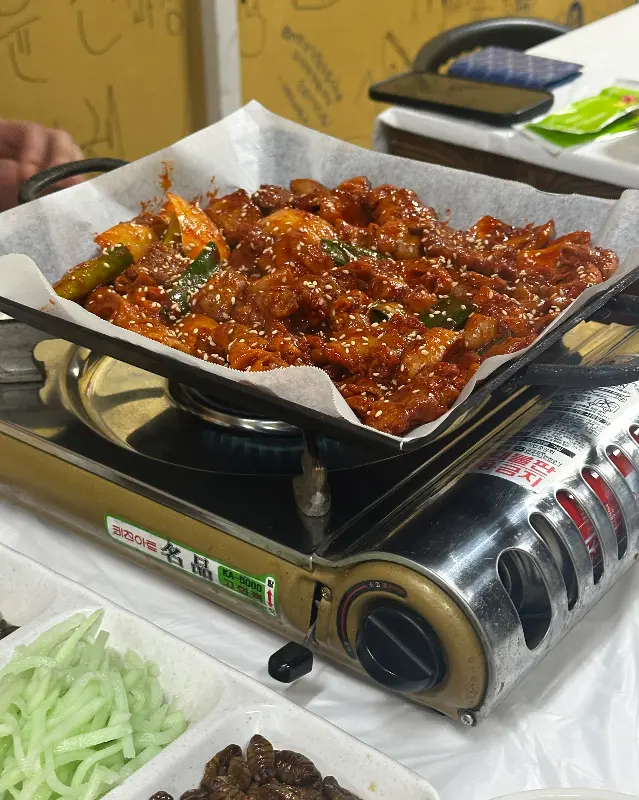 불판 위에서 맛있게 익어가는 곱창