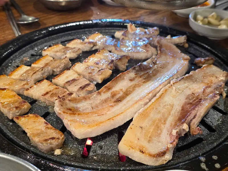 노릇노릇 구워진 삼겹살