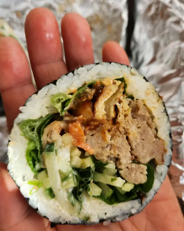 손으로 잡은 김밥 단면 사진