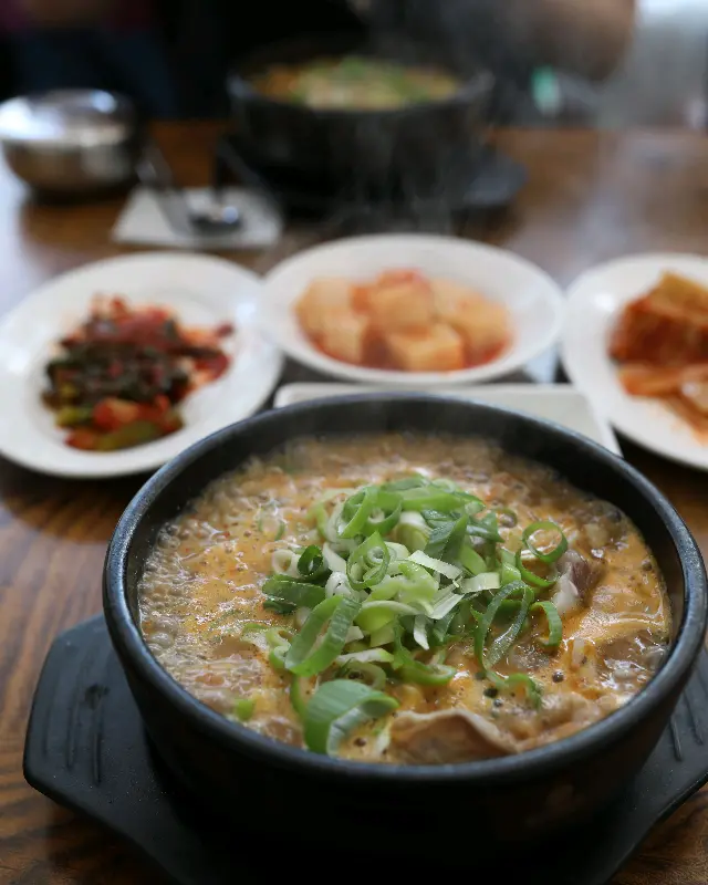 뚝배기에 담겨 나오는 콩나물국밥