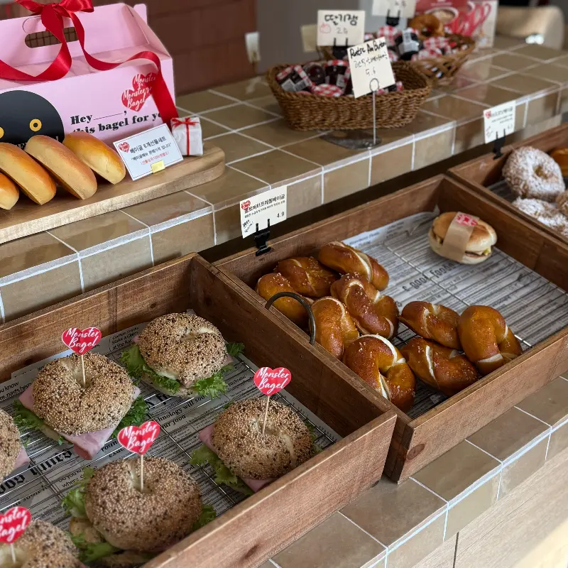 다양한 종류의 베이글이 진열된 모습