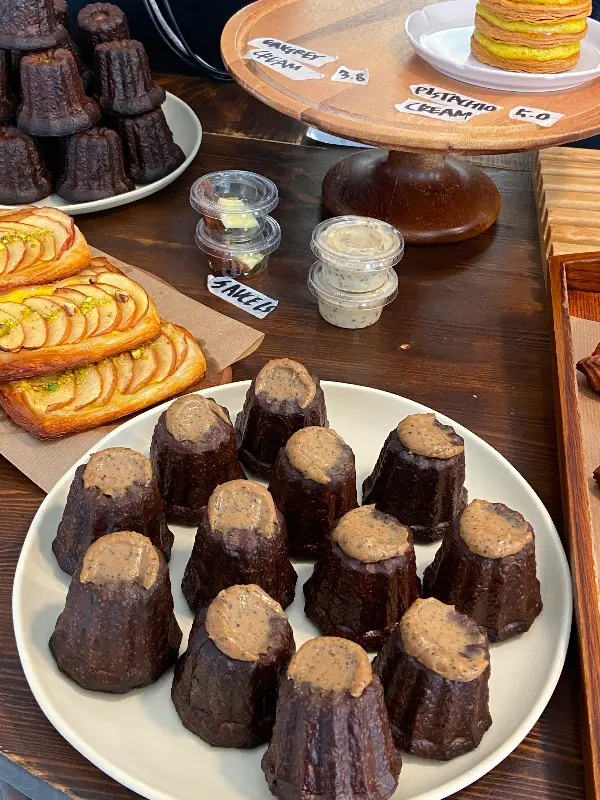 까눌레와 애플파이가 진열된 모습