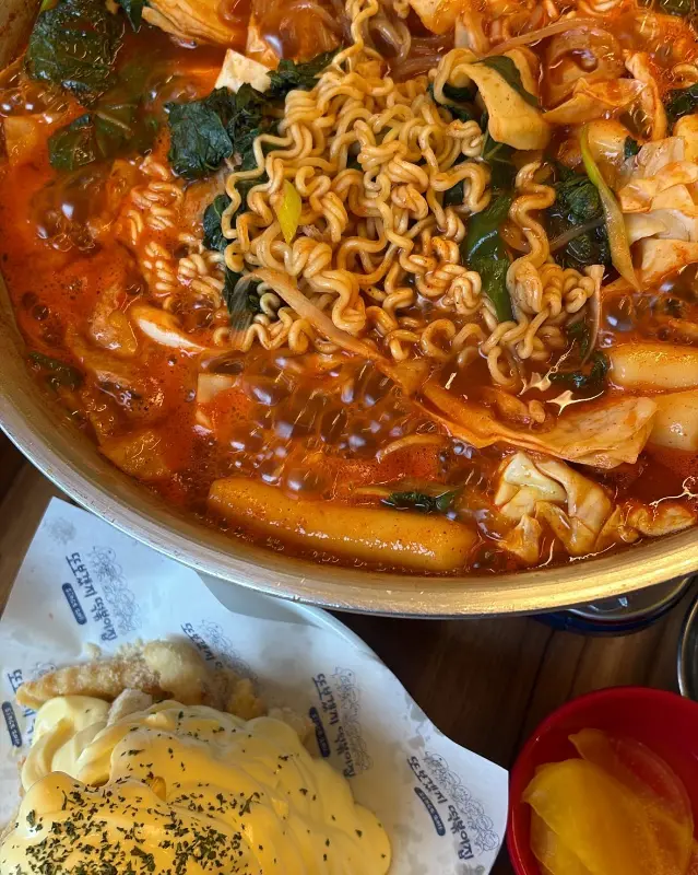 떡볶이와 버터갈릭 감자튀김