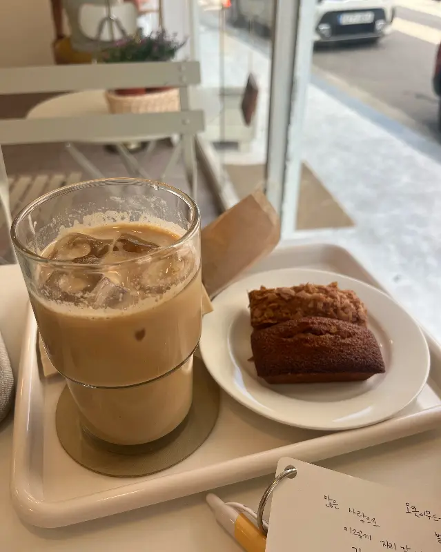 아이스 바닐라 라떼와 휘낭시에