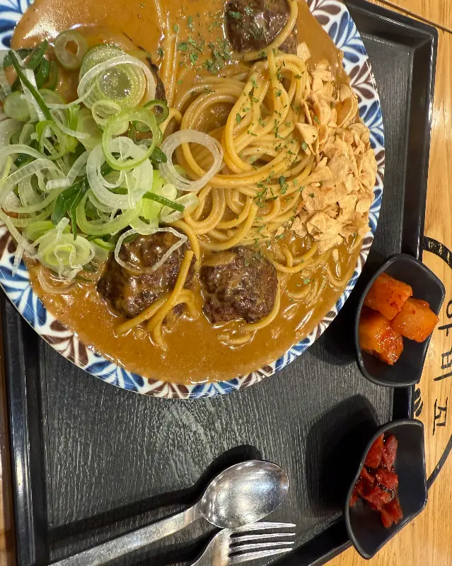 미트볼이 올라간 카레 파스타