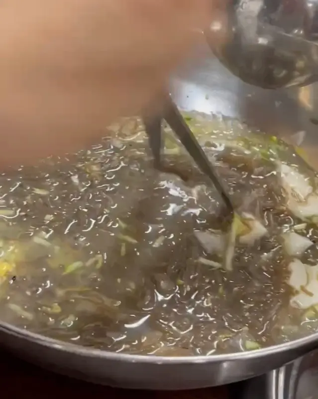 시원한 국물에 수제비 반죽을 넣어 끓이는 모습