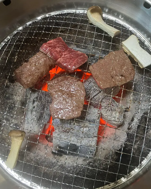 숯불 위에서 맛있게 익어가는 한우