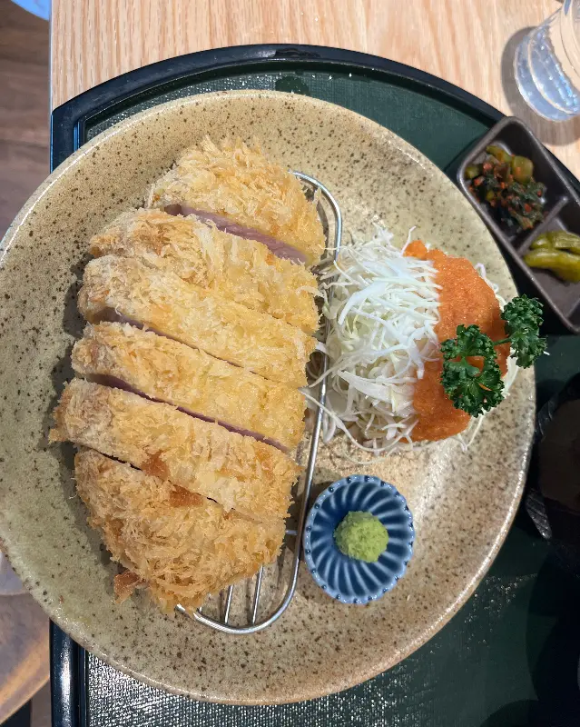 윤기가 흐르는 밥과 돈카츠의 조화