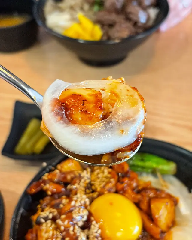 큐브스테이크 덮밥의 한입